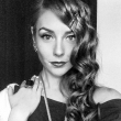 Geile brunette geeft zich over aan perfecte seks